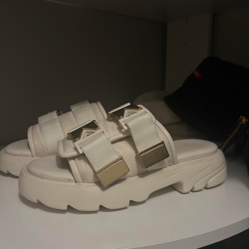 Bottega VENETA sandals.